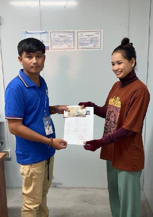 លោក អ៊ុំ ភារះ និងក្រុមការងារតំណាងសហជីពទឹកចិត្តស្រ្តីកម្ពុជា ប្រចាំក្រុមហ៊ុន ហ្សេនសែន ស៊ូ (ខេមបូឌា) ឯ.ក បានឧបត្ថម្ភទឹកប្រាក់ចំនួន៤៥០,០០០រៀលជូនសមាជិកសហជីពដែលរៀបអាពាពិពាហ៍ចំនួន៥នាក់